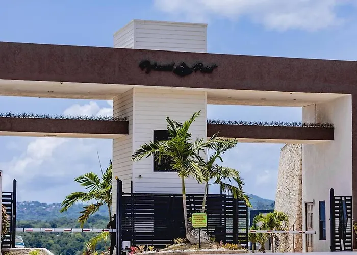 Pyramid Point Manor * Ocho Rios